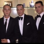 Ač Chet dělá svým rodičům víc starostí než radosti, milují ho naprosto bezpodmínečně. "Je to naše dítě, podporujeme každý jeho krok na cestě životem," přiznal Tom (na snímku se syny Chetem a Colinem).