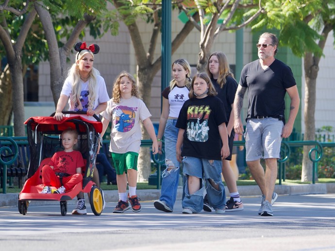 Letos se začalo mohutně spekulovat o tom, že se pár rozchází. V červnu Tori ostatně přiznala, že spolu nesdílejí lože. Navíc se dlouho nikde neukázali společně. Až na této procházce z 20. října. Že by byla další manželská krize zažehnána?