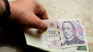 Půjčky na ruku - výhody, nevýhody, kdy se můžou hodit a vyplatit