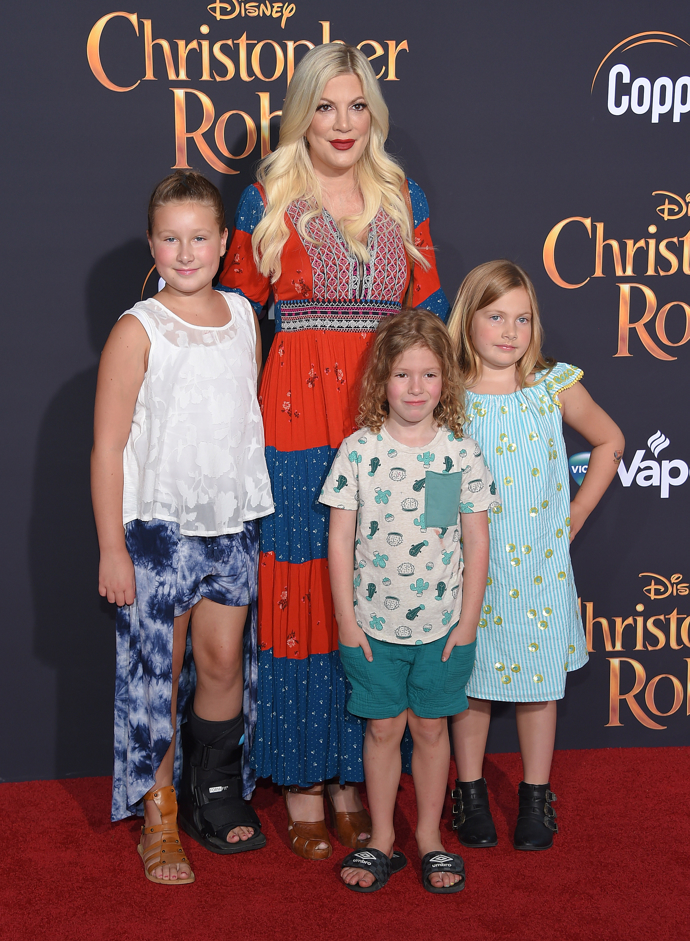 Zatímco Tori má výjimečné pouto k Finnovi, mimořádný vztah se vyvinul i mezi jejími dcerami Stellou (vlevo) a Hattie (vpravo). Jako jediné dvě holky mezi bráchy spolu sdílejí holčičí tajemství a s mámou často vyrážejí na nákupy nebo si udělají dívčí sedánek. "Osud je učinil sestrami, ale láska z nich udělala kamarádky. Je věru pozoruhodné, jak jsou si s narůstajícím věkem stále bližší a bližší," libuje si Tori.