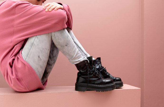 Kromě legín můžete traktorky obout ke korzetovému topu a dole ohrnutým boyfriend džínům. Vyniknou ale i v kombinaci s trenčkotem či retro šaty s límečkem.