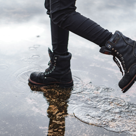 Combat boots vznikly z vojenských šněrovacích bot. Proto jsou nejen módní a pohodlné, ale i funkční. Zvlášť je oceníte v podzimních plískanicích.