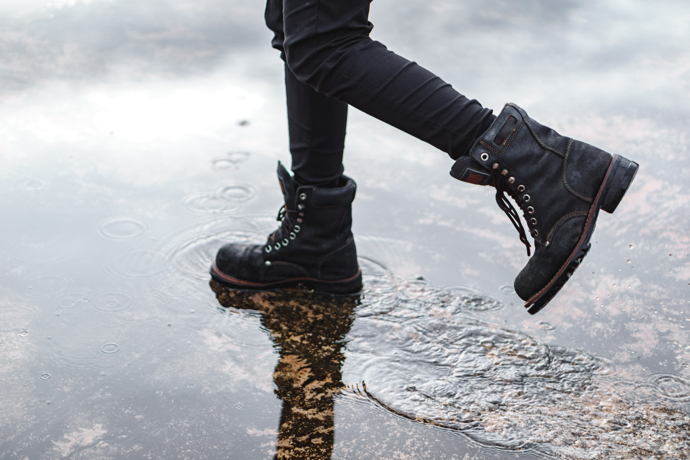 Combat boots vznikly z vojenských šněrovacích bot. Proto jsou nejen módní a pohodlné, ale i funkční. Zvlášť je oceníte v podzimních plískanicích.