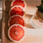 Podle výzkumu publikovaného v periodiku The Lancet mají lidé, kteří konzumovali víc kyseliny listové, výrazně lepší paměť a rychlost zpracování informací, než skupina užívající placebo. Přidejte do jídla třeba půlku grapefruitu. Mezi další potraviny s vysokým obsahem kyseliny listové patří listová zelenina, citrusy obecně, fazole, avokádo a banány.