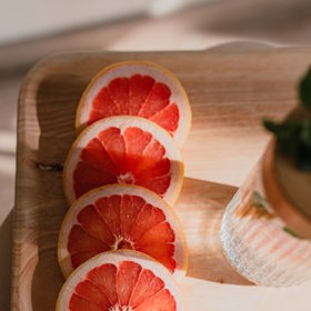 Podle výzkumu publikovaného v periodiku The Lancet mají lidé, kteří konzumovali víc kyseliny listové, výrazně lepší paměť a rychlost zpracování informací, než skupina užívající placebo. Přidejte do jídla třeba půlku grapefruitu. Mezi další potraviny s vysokým obsahem kyseliny listové patří listová zelenina, citrusy obecně, fazole, avokádo a banány.