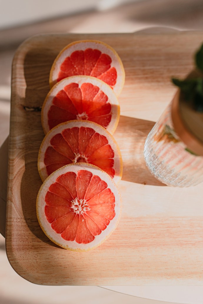 Grapefruit je s 91 % vody nejen skvělým zdrojem hydratace, ale obsahuje také kyselinu listovou, která je kromě jiného dobrá také na paměť.