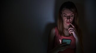 PORADNA: Expřítel mě stále pronásleduje, nechce pochopit, že náš vztah skončil. Kdy je třeba rázně zasáhnout, radí psycholožka