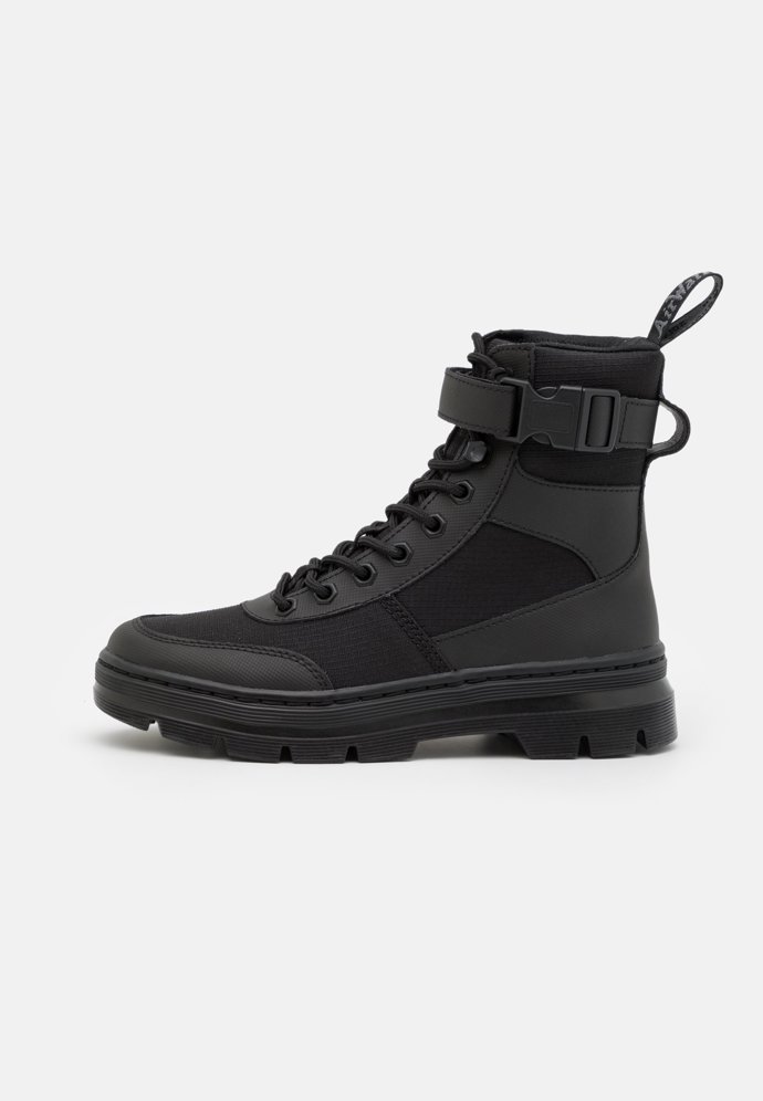 Dr. Martens, COMBS TECH -8 EYE BOOT UNISEX - šněrovací kotníkové boty, 3580 Kč.