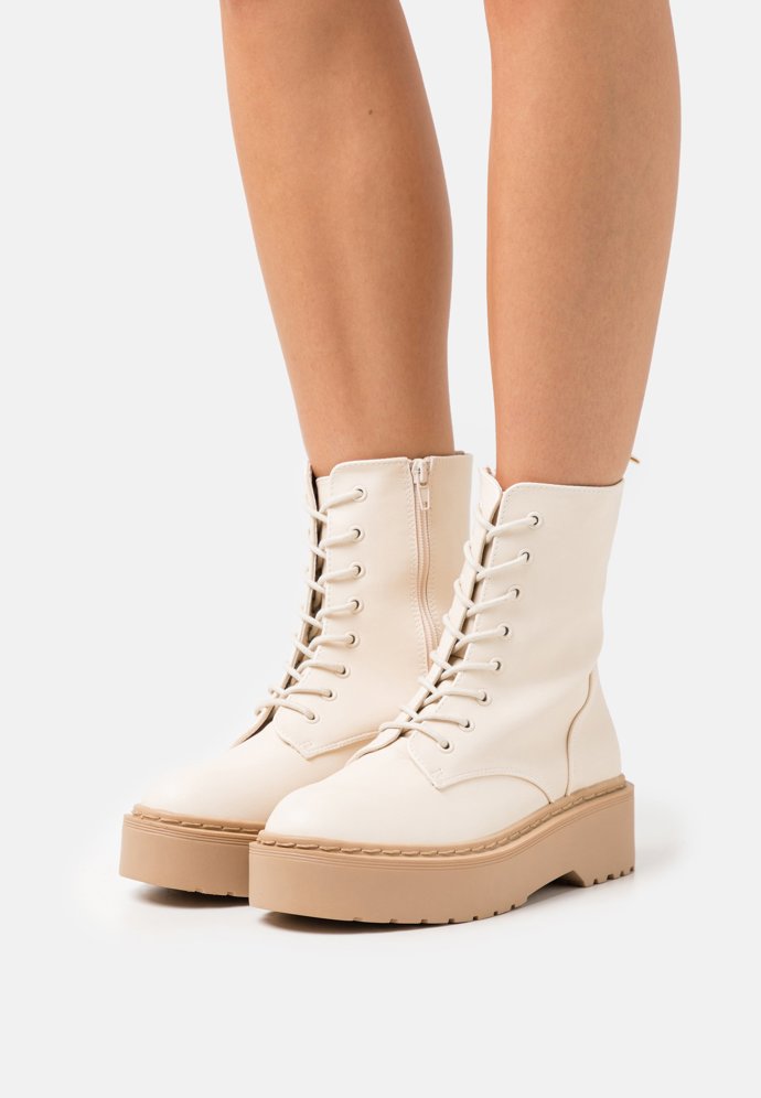 VEGAN FERN COMBAT LACE UP BOOT - kotníkové boty na platformě, 1390 Kč.