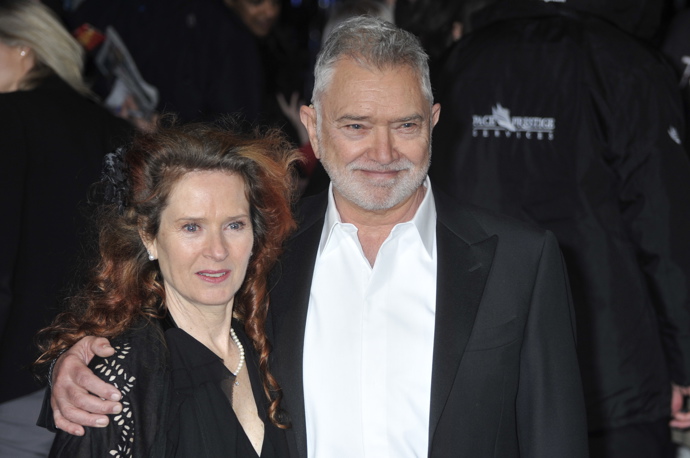 Vztah s Karen Da Silvou navázal Martin podle svých slov před 18 lety. Učitelka jógy byla něco jako rodinnou přítelkyní, než mezi ní a hercem přeskočila jiskra. Oba se vztah snažili ce nejdéle držet pod pokličkou. Nejen kvůli rozvodu s třetí ženou Vicky, kterým si Martin procházel, ale také proto, že jedna z jeho žárlivých fanynek polila Karen poštovní schránku benzínem a chystala se ji zapálit.