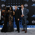 Chet (druhý zprava) se momentálně živí coby muzikant a herec. Po bouřlivých letech se zdá, že se konečně zklidnil.
