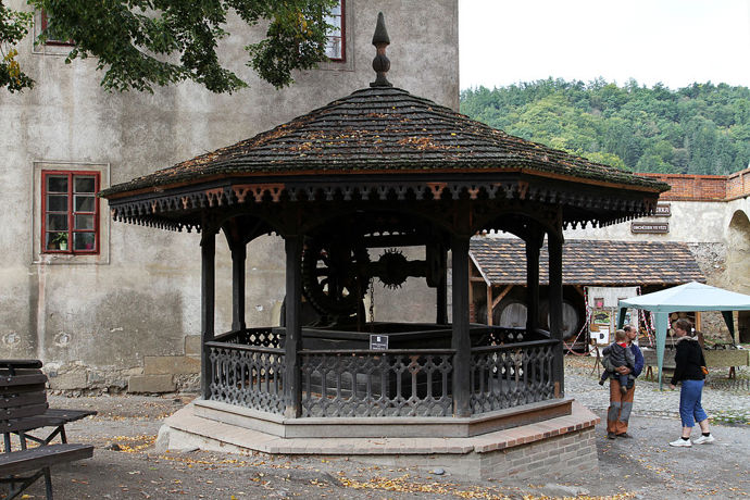Hradní studna má v průměru čtyři a půl metrů a je hluboká téměř padesát metrů.