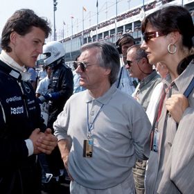 Michael Schumacher začal profi kariéru v roce 1991. Záběr pochází z jednoho z jeho prvních závodů a uprostřed je šéf formule 1 Bernie Ecclestone. 