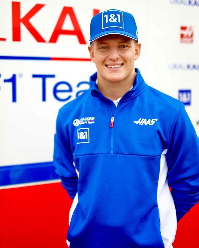 Michaelův syn Mick Schumacher jezdí ve formuli 1 také, patří do stáje amerického týmu Haas.