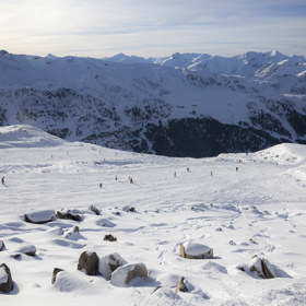 Na tomto svahu v alpském Méribelu utrpěl Michael Schumacher 29. prosince 2013 vážné zranění, když narazil hlavou o kámen. Léčí se dodnes.