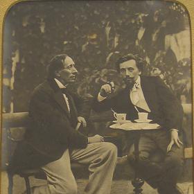 Její autor Hans Christian Andersen (vlevo) si myslel na sopranistku Jenny Lindt.