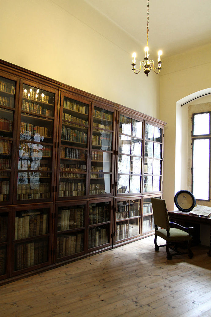 Hradní knihovna obsahuje, mimo jiné, rukopisy pocházející z konce 9. století. 