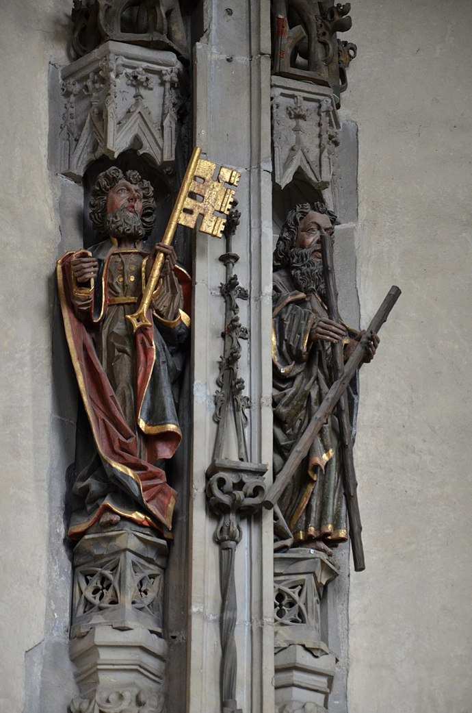 Postranní zdi kaple zdobí sochy apoštolů. Svatý Ondřej svírá v rukou kříž ve tvaru X, neboť právě na takovém měl být ukřižován.