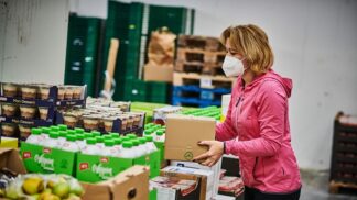 Pandemie připravila samoživitelku Alenu o práci. S uživením dcer jí pomáhá i potravinová banka