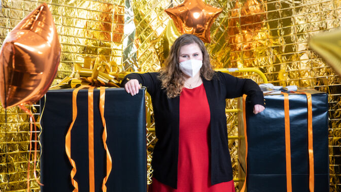 Inspirativní Eliška se učí znakovat. Chce si rozumět s kolegy se sluchovým postižením