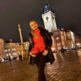 Lucie Borhyová se na Staroměstském náměstí v Praze postavila přesně do míst, kde se v těchto dnech tyčí k nebesům vánoční strom.