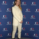 Herečka Anna Polívková rovněž vsadila na světlé odstíny, tentokrát v pánském stylu. Krémový komplet kalhot, saka a trička může působit uniformně, proto k němu herečka správně zvolila tmavě hnědé kotníkové boty.