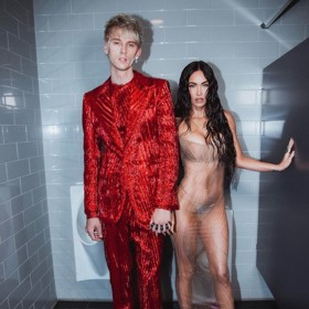 12. září 2021 - Ikonické outfity předvedli Fox a Kelly na letošních Video Music Awards. Herečka byla super sexy v průhledných šatech Mugler, díky nimž mohl každý ocenit výběr jejího spodního prádla. Zastínit ji nedokázal ani přítel v zářivě rudém obleku Dolce&Gabbana.
