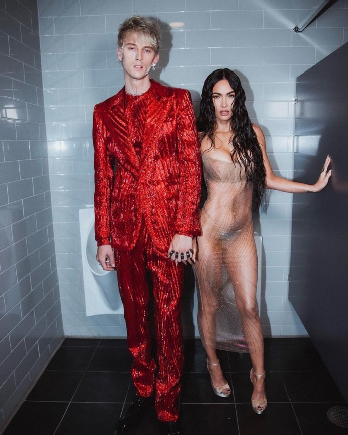 12. září 2021 - Ikonické outfity předvedli Fox a Kelly na letošních Video Music Awards. Herečka byla super sexy v průhledných šatech Mugler, díky nimž mohl každý ocenit výběr jejího spodního prádla. Zastínit ji nedokázal ani přítel v zářivě rudém obleku Dolce&Gabbana.