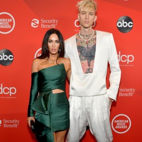 22. listopadu 2020 - Na American Music Awards oblékla herečka smaragdové minišaty Azzi&Osta, muzikant pak bílý oblek Balmain.