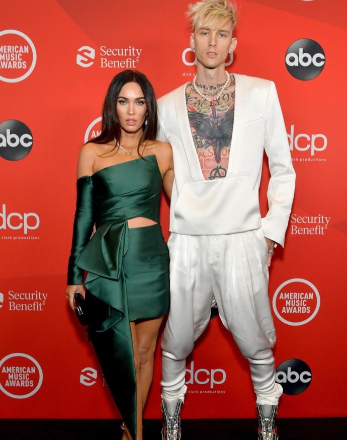 22. listopadu 2020 - Na American Music Awards oblékla herečka smaragdové minišaty Azzi&Osta, muzikant pak bílý oblek Balmain.
