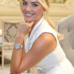 Křehkost a něžnost je Táninou nejsilnější stránkou. Dobře ví, že je to sázka na jistotu. Ráda proto obléká bílou barvu, a pokud sepne vlasy do lehkého culíku, jako v tomto případě, působí elegantně i ve vysoké společnosti. Vepředu nechává zvlněné vlasy volně splývat kolem obličeje. Líčení je minimalistické a důraz je kladen na přirozenost.