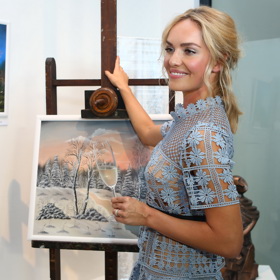 Něžné krajkové koktejlky si zaslouží odpovídající účes. Modelka vlasy nejprve navlnila, potom stáhla dozadu a pramínky kolem obličeje nechala zvolna splývat. Křehké a půvabné.