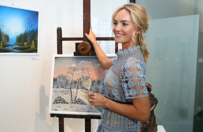 Něžné krajkové koktejlky si zaslouží odpovídající účes. Modelka vlasy nejprve navlnila, potom stáhla dozadu a pramínky kolem obličeje nechala zvolna splývat. Křehké a půvabné.