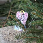 Zdobení stromečků je v Polsku individuální. Někdo jej má rád zářící a plný světýlek, jiný volí vlastnoručně vyrobené ozdoby.
