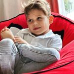 Nicholas je zvídavý chlapec, a tak ho velmi zaujaly milostné scény jeho rodičů v klipu k tátově písni Escape.