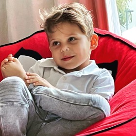 Nicholas je zvídavý chlapec, a tak ho velmi zaujaly milostné scény jeho rodičů v klipu k tátově písni Escape.