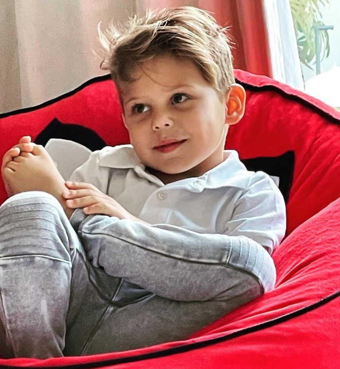 Nicholas je zvídavý chlapec, a tak ho velmi zaujaly milostné scény jeho rodičů v klipu k tátově písni Escape.