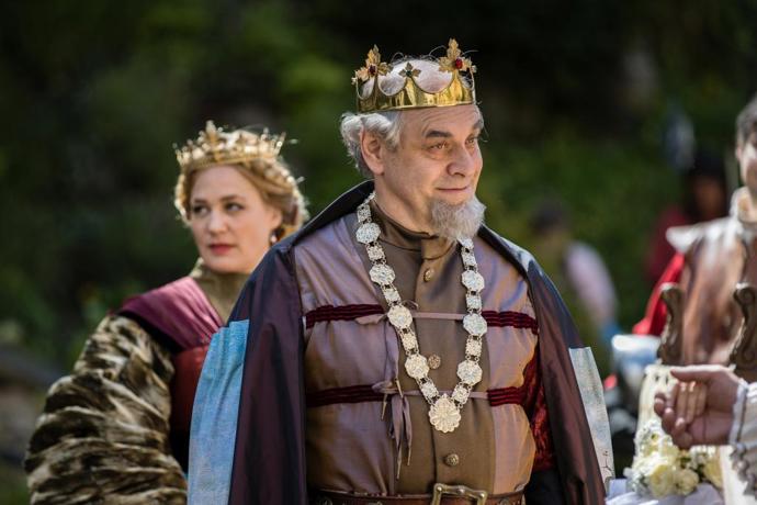 Pohádkového krále si v pohádce Jak si nevzít princeznu zahrál Miroslav Táborský, královnu zase německá herečka Sonsee Neu, která debutovala v německé verzi Titaniku.