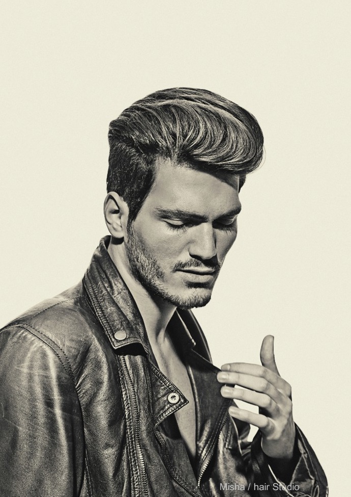 Delší patka hozená dozadu povládne v pánských účesech i v novém roce.