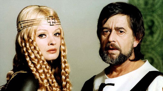 Tvůrcům muzikálu Noc na Karlštejně se podařilo během natáčení poškodit výzdobu kaple sv. Kříže. Zapálili svíčky, které byly jenom na ozdobu.