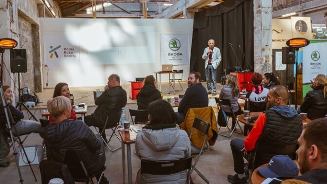 Jak přilákat děti ke sportu? Sportovním trenérům a pedagogům radily kapacity v čele s kardiochirurgem Pirkem a hokejovým trenérem Jelínkem