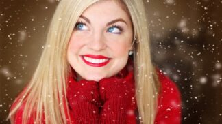 Krásná a spokojená u stromečku. Udělejte vše proto, abyste si svátky užila