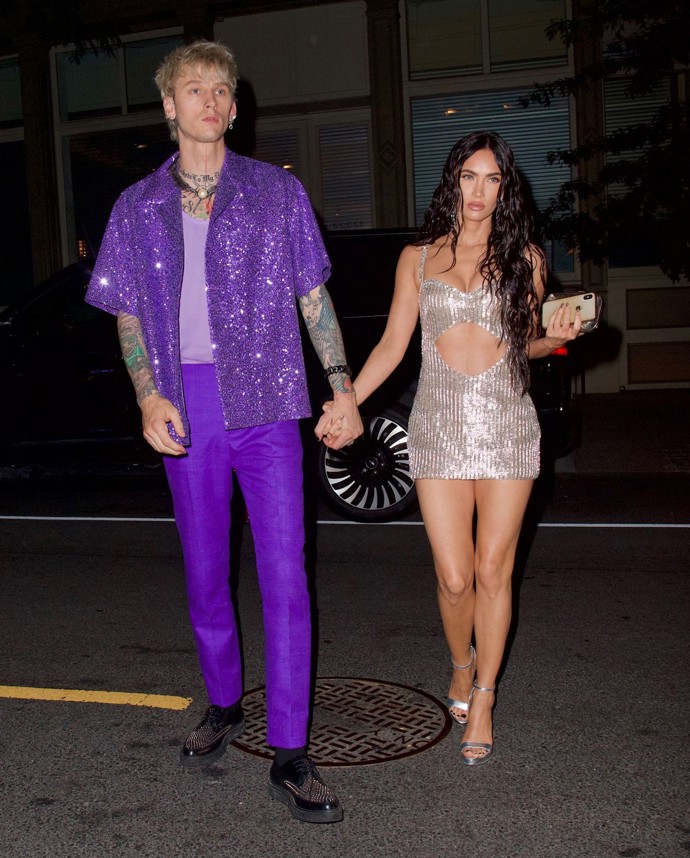 12. září 2021 - Na dvojrande s kamarády Kourtney Kardashian a Travisem Barkerem oblékl Kelly fialový oblek Valentino Haute Couture, zatímco Megan se představila v minišatech Dolce&Gabbana.