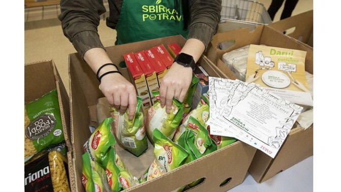 Tesco děkuje všem dárcům: V podzimní Sbírce potravin zákazníci darovali 86 tun potravin a drogerie. Tesco online sbírka pokračuje až do Vánoc.