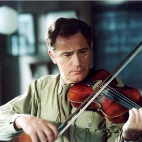 Ve filmu režiséra Jana Svěráka Obecná škola ztvárnil Jan Tříska postavu pana učitele Hnízda.