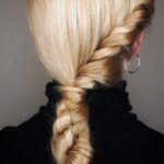 Cop se dá zaplést různými způsoby. Třeba i takto po straně hlavy.