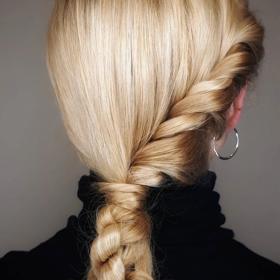 Cop se dá zaplést různými způsoby. Třeba i takto po straně hlavy.