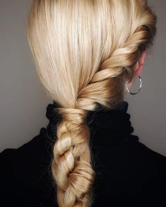 Cop se dá zaplést různými způsoby. Třeba i takto po straně hlavy.