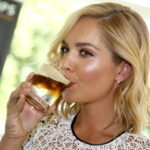 Mikádo působí moderně a z Taťány dělá sebevědomou ženu. Účesu opět dodala objem kulmou a na straně ho ukotvila za uchem. Blyštivá náušnice je třešničkou na dortu.
