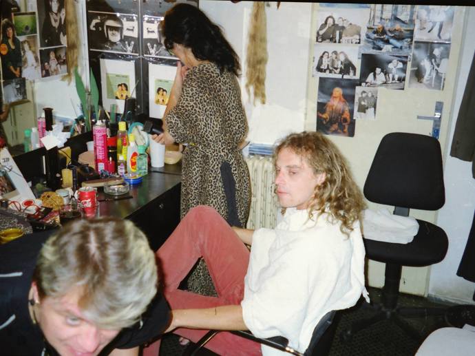 Tomáš Trapl v 90. letech v zákulisí muzikálu Jesus Christ SuperStar. Tenkrát si právě zde nechal dlouhé vlasy oholit strojkem. 